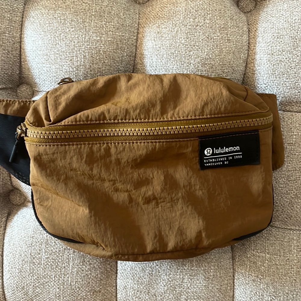 Lululemon clean lines belt bag  2L in Burnt Caramel